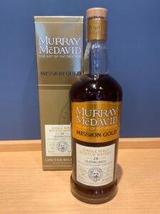 30N09SNmTMno0luDH7ieR10KCHtGk5b2JvU5X8Nu お酒買取専門店LIQUORJOYリカージョイ Murray McDavid Mission Gold single malt whisky bottle beside its gold box on a wooden surface