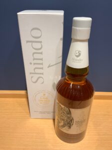 RSYP30lZUoOJneqJY3DgFIcJFVbChGEMOGAJPxh3 お酒買取専門店LIQUORJOYリカージョイ Bottle of Shindo single malt whiskey next to its white box Cask Owner Bottle on a wooden surface label featuring a dragon design
