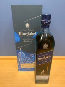 gVrDxOjwBZLMLyif3tKJSUWxOXQdwjC0JzFBeBxt お酒買取専門店LIQUORJOYリカージョイ Johnnie Walker Blue Label whisky bottle beside its dark blue box on a wooden surface