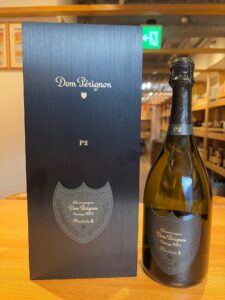 maQNmVZiEfQybx2X4fEb3fxiOLldm3tJtC4xNDyN お酒買取専門店LIQUORJOYリカージョイ Dom Pérignon champagne box and bottle on wooden table blue box with Dom Pérignon logo and P2 text beside the bottle relief label visible