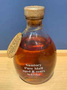 rPf5U17Ai10LkmknPhi9rNyX1W9zd65W88Oz7mLk 横浜と東京のお酒買取専門店LIQUORJOYリカージョイ Bottle of Suntory Pure Malt whisky aged 8 years with a wooden cork and hanging tag