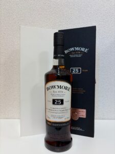 sDEy3NJg6Wc4HzObRd7zKeEFWRPeMtigxo4eKiek お酒買取専門店LIQUORJOYリカージョイ Bottle of Bowmore 25 year old Islay single malt Scotch whisky with black foil cap displayed in front of its dark box
