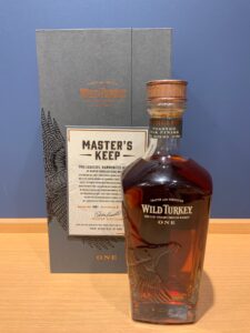 01BUuoCMPHYOowTJODODYvNcM7cz7ZwimNCfxlY8 お酒買取専門店LIQUORJOYリカージョイ Bottle of Wild Turkey Masters Keep bourbon with wooden cap beside its gray gift box and certificate on a wooden surface
