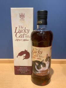 Agj8xTXbPECpXIhydroMYj4V0KMzrKAbP5eCU14N お酒買取専門店LIQUORJOYリカージョイ Whiskey bottle with cat themed label beside its cream box reading The Lucky Cat against a blue wall