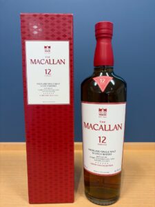 h0sKz1a1merNf0orX2t3cIqKvANAOiLEhOTIufHT お酒買取専門店LIQUORJOYリカージョイ Macallan 12 Years Old Highland Single Malt Scotch Whisky bottle next to its red gift box on a wooden surface bottle has red foil cap and label with The Macallan logo