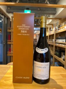 1 お酒買取専門店LIQUORJOYリカージョイ Whisky bottle labeled The Scotch Whisky Syndicate 586 beside a brown Classic Blend box in a shop