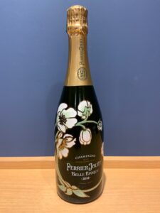 GrwdImmQMXgVn5Y68BDjnBB8909dLBHQOwpLVTkF お酒買取専門店LIQUORJOYリカージョイ Perrier Jouët Belle Époque 2018 champagne bottle with gold neck foil and white floral artwork front view