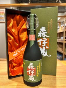 1 お酒買取専門店LIQUORJOYリカージョイ Ceremonial sake bottle in a green gift box with orange satin lining inside the box