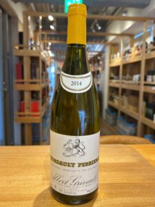 RgX557F1WfNfjtj41WnWFb5nc4J5qYHsrqdkckZV お酒買取専門店LIQUORJOYリカージョイ Wine bottle on a wooden table in a shop showing a 2014 vintage label and crest on the lower bottle