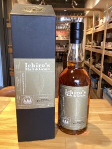 WicyUvxtZL2wy2D9FeUHIwvLQpQyoPES7Bol6Muq お酒買取専門店LIQUORJOYリカージョイ Bottle of Ichiros Malt Grain whiskey next to its gray box on a wooden table in a liquor store