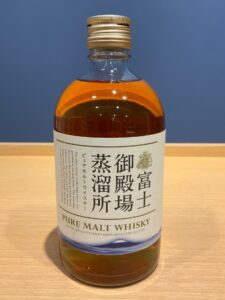 WsxHPphtAas0bJdRw2X7xY0EpCxyB361QWp5c9lo お酒買取専門店LIQUORJOYリカージョイ Bottle of Pure Malt Whisky with a gold cap and Japanese label on a wooden surface