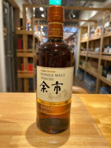 lGVnthc0dPBuJw7s69HDVPFU1KYs0MKryK9DPl08 お酒買取専門店LIQUORJOYリカージョイ Bottle of Nikka Whisky Single Malt Yoichi with Moscatel Wood Finish on a wooden table in a liquor store