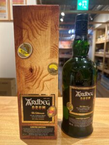 rDc6W2WJaHqdG2y1yKawIOW0h40jti9541S7K4KH お酒買取専門店LIQUORJOYリカージョイ Bottle and box of Ardbeg Drum Limited Edition whiskey placed on a wooden surface showcasing labels and branding clearly