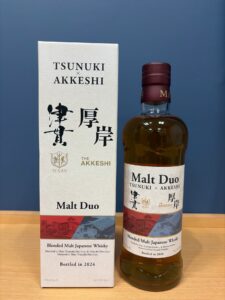 x2yxOvznhofOTNT6Cijb0MUlACSYDVOIm7IJ7PFy お酒買取専門店LIQUORJOYリカージョイ Bottle of Malt Duo blended Japanese whisky beside its matching white box with Japanese characters and THE AKKESHI label on a blue background