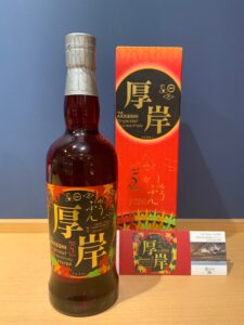 yQLPBVqQDcg4nnAuuwQxXhtCZSw5Yu0v8smkJOa4 お酒買取専門店LIQUORJOYリカージョイ Bottle of The Akkeshi Single Malt Japanese Whisky with a decorative label and autumn leaf design placed next to a red gift box with gold Japanese characters