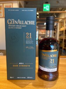 1 お酒買取専門店LIQUORJOYリカージョイ The Glenallachie 21 Year Old single malt whisky bottle beside its blue box on a wooden table in a store