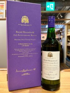 1 お酒買取専門店LIQUORJOYリカージョイ Purple box and bottle of Royal Household 1707 Anniversary Blend whisky on a wooden surface with gold lettering and crest on the box