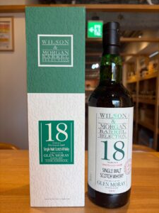 3boYEWyvdZeGr8OHq1MTLgzR014WLYaElRql6BIk お酒買取専門店LIQUORJOYリカージョイ Whisky bottle labeled Wilson Morgan Selection beside its green and white 18 year box on a wooden table