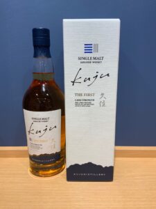 9YUP5zfPC3ZnoBeEBptLFZIJDLGMoIhnfegZN8A0 お酒買取専門店LIQUORJOYリカージョイ Whisky bottle labeled Single Malt Japanese Whisky beside a white box on a wooden surface