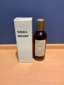 OkoHZnrGZwxkEBsFniTge2LidTm8NOwjBJUwzIzw お酒買取専門店LIQUORJOYリカージョイ NIKKA whisky bottle with white box reading NIKKA WHISKY on a wooden surface against a blue wall 20 years old label visible on the bottle
