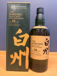 YFZgwCPxTtKFN2M1FCC4iS1ZmK4dROI88TzJBbZk お酒買取専門店LIQUORJOYリカージョイ Bottle of The Hakushu 18 year old single malt whisky beside its green box both labeled with Suntory and orange Japanese calligraphy on the packaging