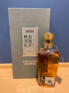 wexS20bQQ4YMvXMuzKde7Ph0WADp1qMCBKGz9jtH お酒買取専門店LIQUORJOYリカージョイ Kavalan whisky bottle in front of its textured box labeled Rum Cask and distillery reserve
